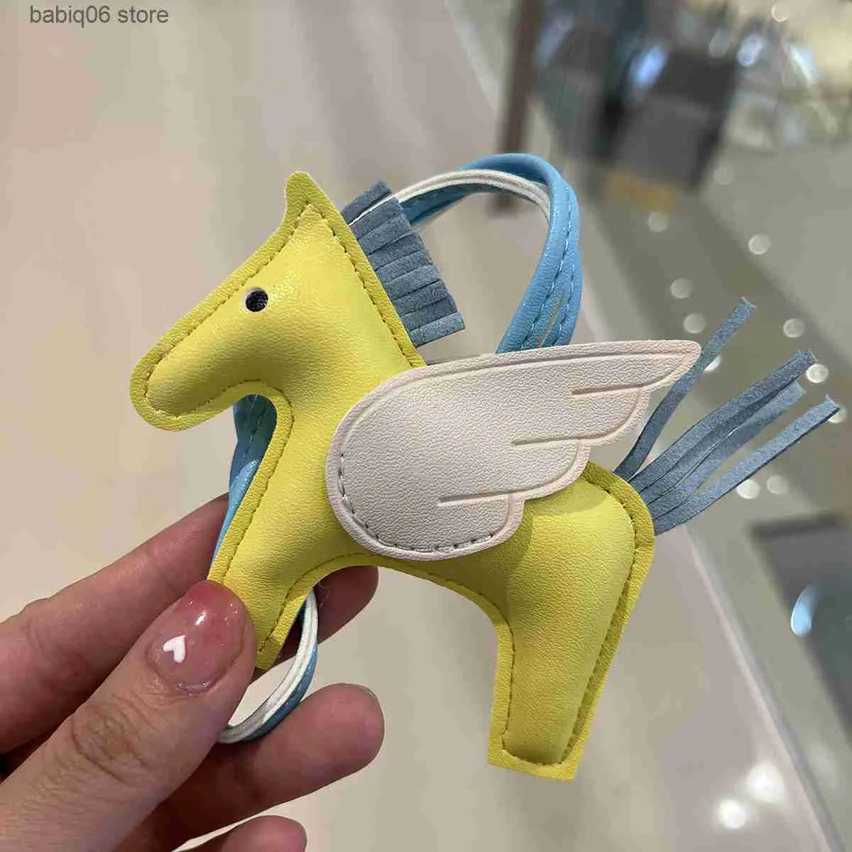 Nyckelringar Lanyards PU LÄDER Angel Wings Flying Horse Keychain for Ladies Rodeo Bag Charm Car Rearview Mirror Pendant Cute T231225