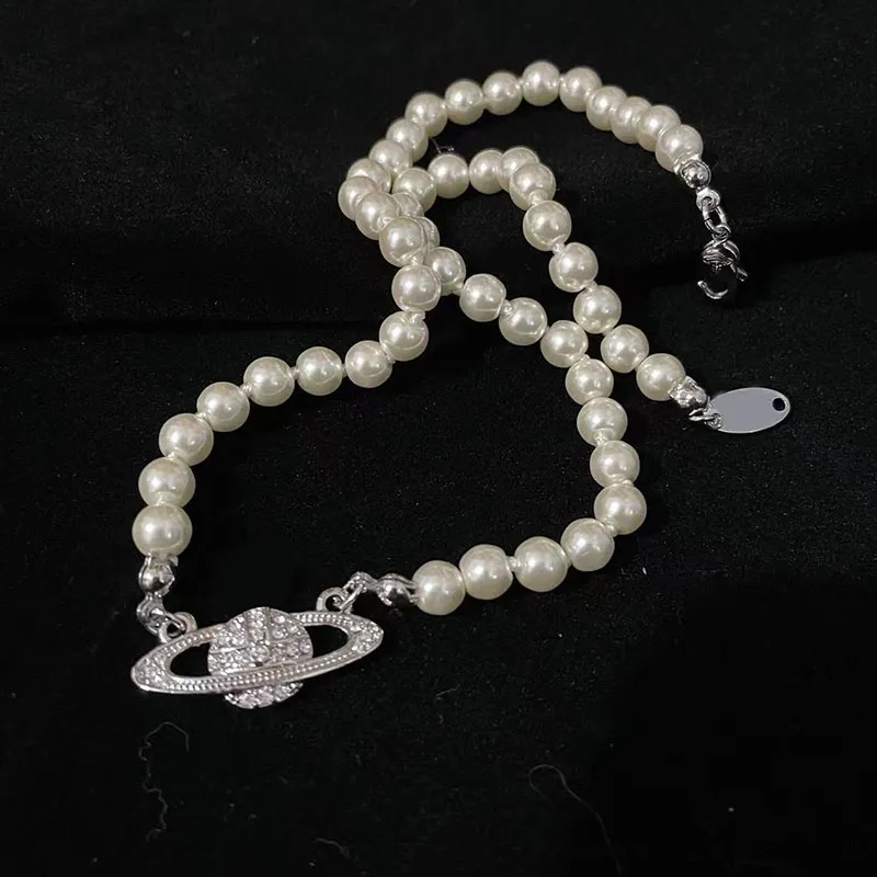 Sterling Sier Pearl Saturn Women Naszyjnik Designer Jewlry Akcesorium Mini Bas Relief Choker White Crystals 16 -calowy Łańcuch Wielkiego Władza VVS Słynny Jelwelry 2024