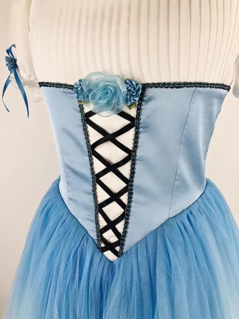 Desgaste de palco Gisele Tutu Variações Camponesas Saia Longa Personalizada Azul Degradê Branco Vestido Floral Bordado