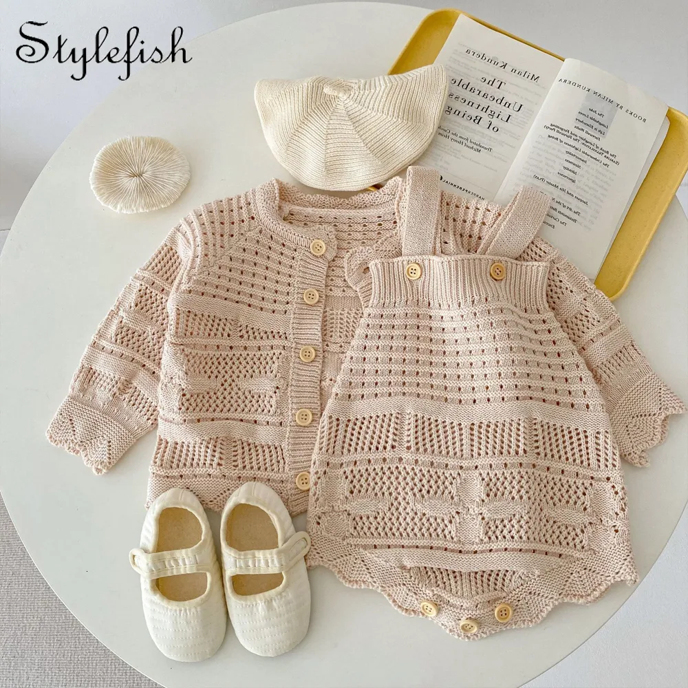 Kläderuppsättningar Spring Spädbarnskläder Baby Girl Romper Baby Sticked Hollow Pattern Tröja 2 Piece Suit Sets Born Jacket 230728