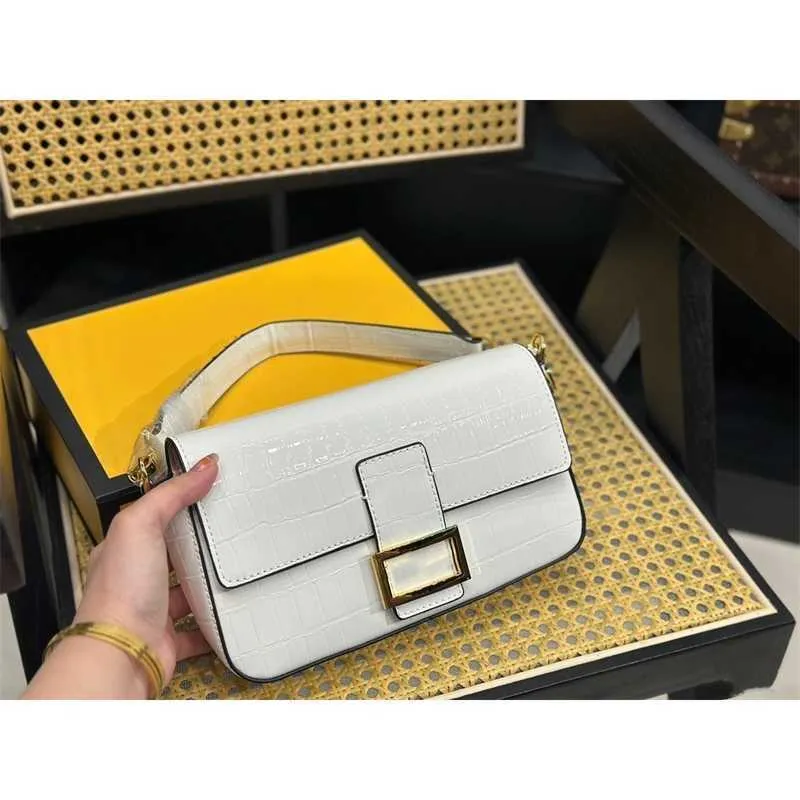 Modedesigner väska hög kvalitet kuvertväska handväska kappa av färgväska läder axelpåsar tote väskor för kvinnor metall bokstav storlek 26 cm crossbody messenger väska