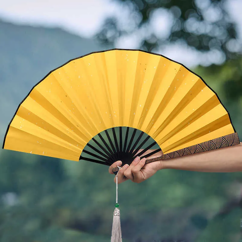 Çin tarzı ürünler bulut desen oyma kağıt katlanır fan erkekler ve kadınlar için siyah altın bez ile Çin şık fan