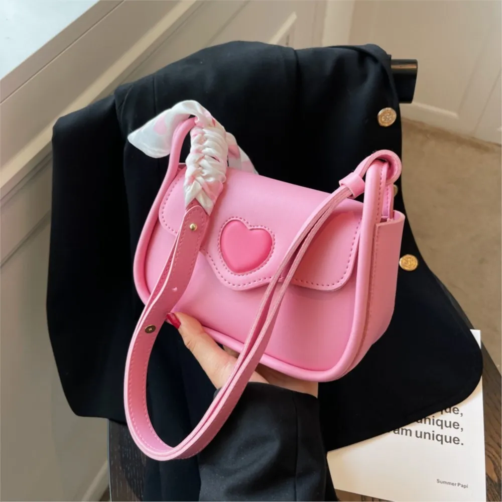 Sacs de soirée Sac de selle Petits sacs à bandoulière pour femmes Rose PU cuir Boucle coeur Dames Sac à bandoulière Épaule Femme Polyvalent Sac carré 230727