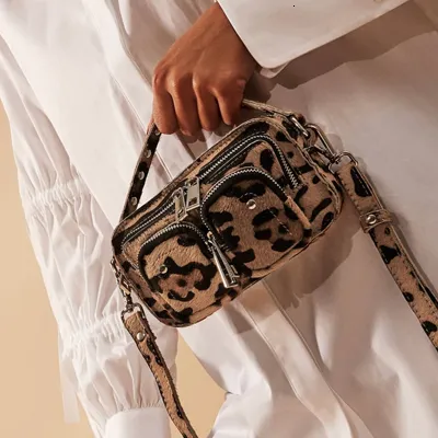 Kvällspåsar leopard crossbody väskor för kvinnor lyxiga handväskor designer damer hand axel messenger väska säck en huvudkvinna 230727