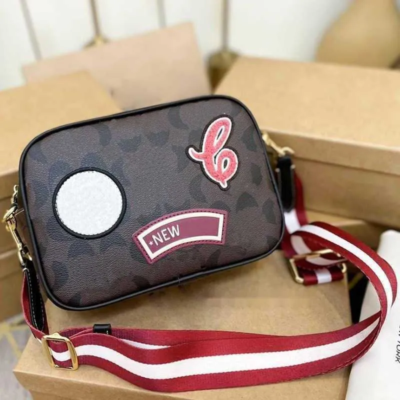 Vender COABAG Bolso de diseñador de lujo de cuero Bolsos de hombro pequeños C Imprimir Crossbody Bolsos de cámara Mujeres Bolso de mano negro Bolsos de monedero suave 4 colores Monedero