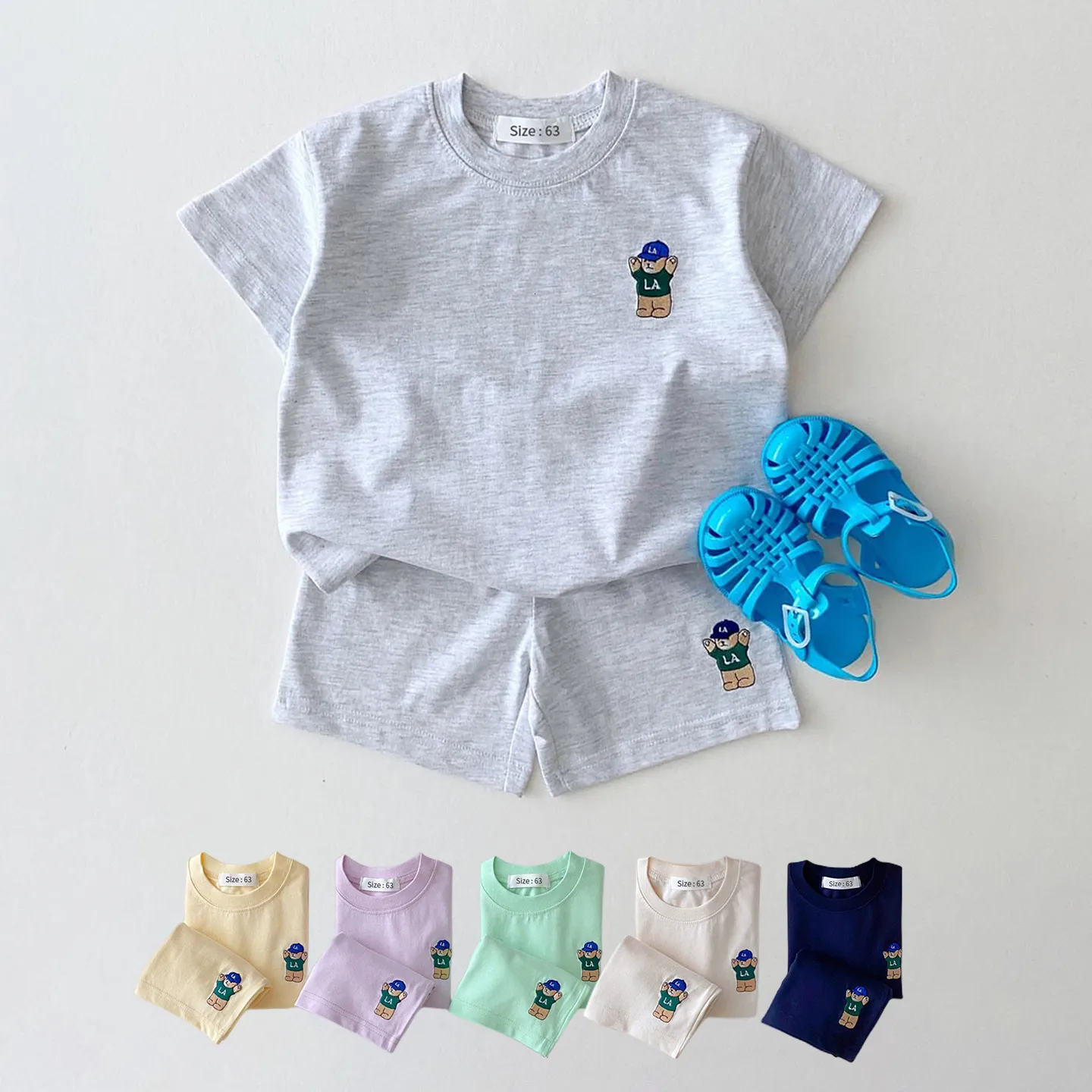 衣料品セットサマー韓国の男の子スーツ刺繍ベアバッジTシャツシャツスロースショーツガールズ2PCSカスル幼児幼児服230728