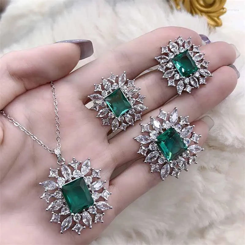Sacchetti per gioielli Set di smeraldi con diamanti ad alto tenore di carbonio Orecchini a tre pezzi Anello Collana Temperamento Clavicola di pietre preziose leggere di alta qualità retrò