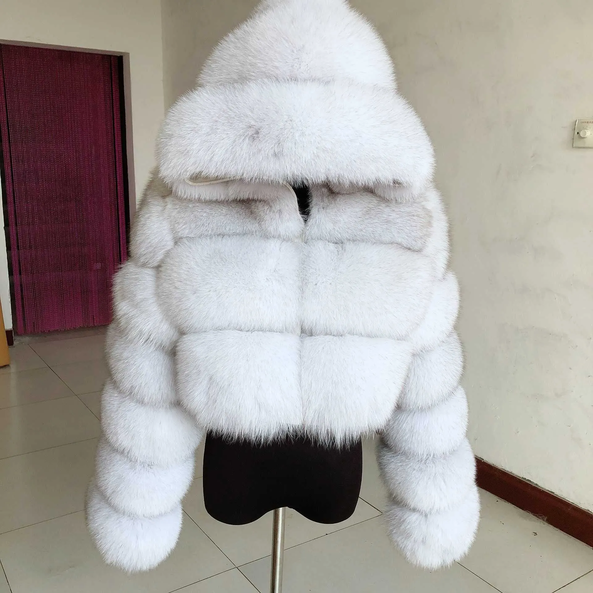 Faute de fourrure pour femmes manteau naturel avec Hood Ladies Hiver High Quality Real Ratcoon Hat Livraison gratuite HKD230727