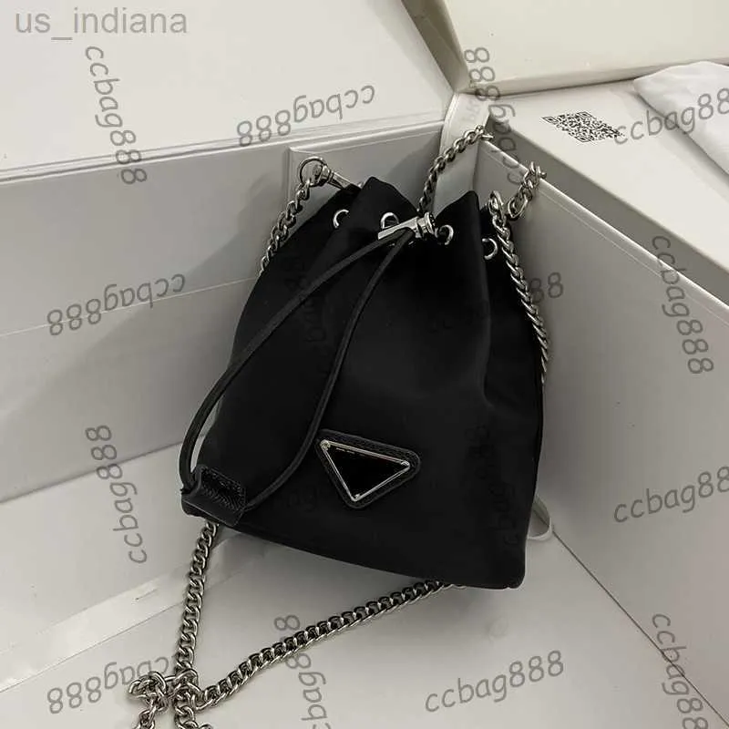 Bolsas de cosméticos Estuches Diseñador para mujer Mini Drstring Cubo Bolsas de nylon Negro con insignia de triángulo Atemporal P Cadena de metal plateado Crossbody Z230731