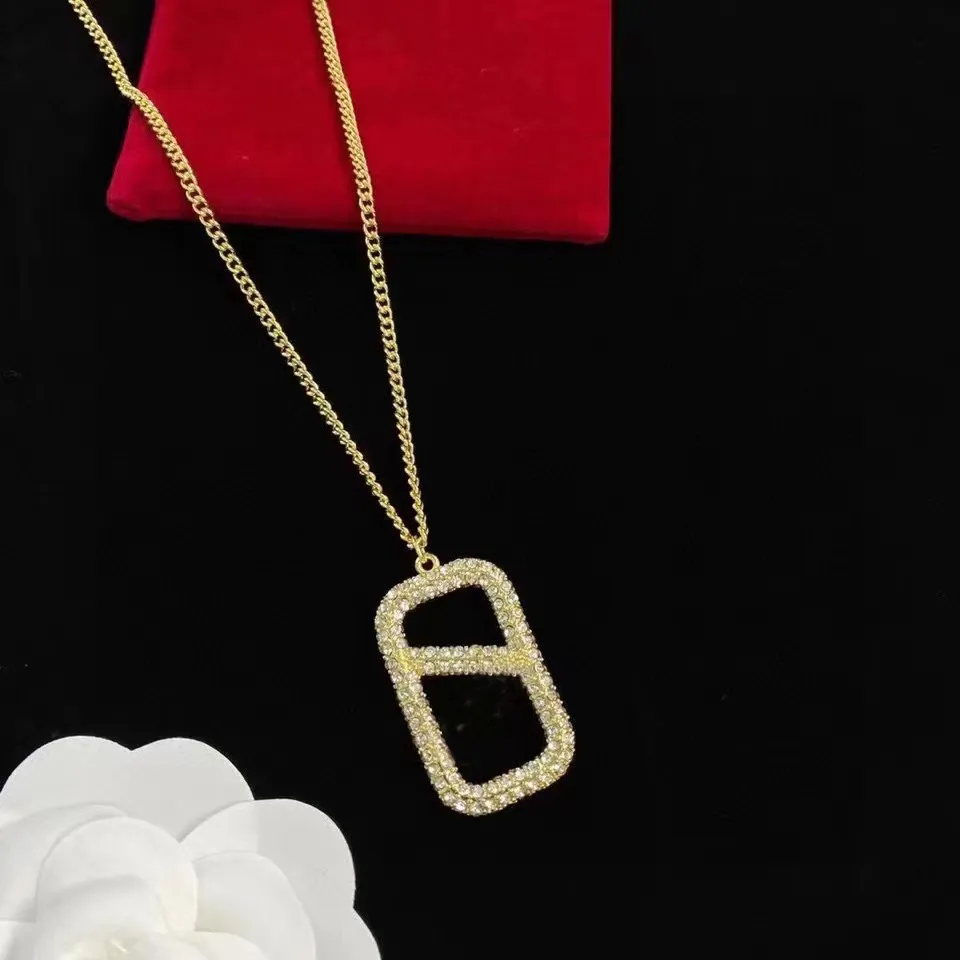 2023 Ny designer V ihåliga bokstäver Full Diamond Women's Necklace Gift for Mom Jewelry