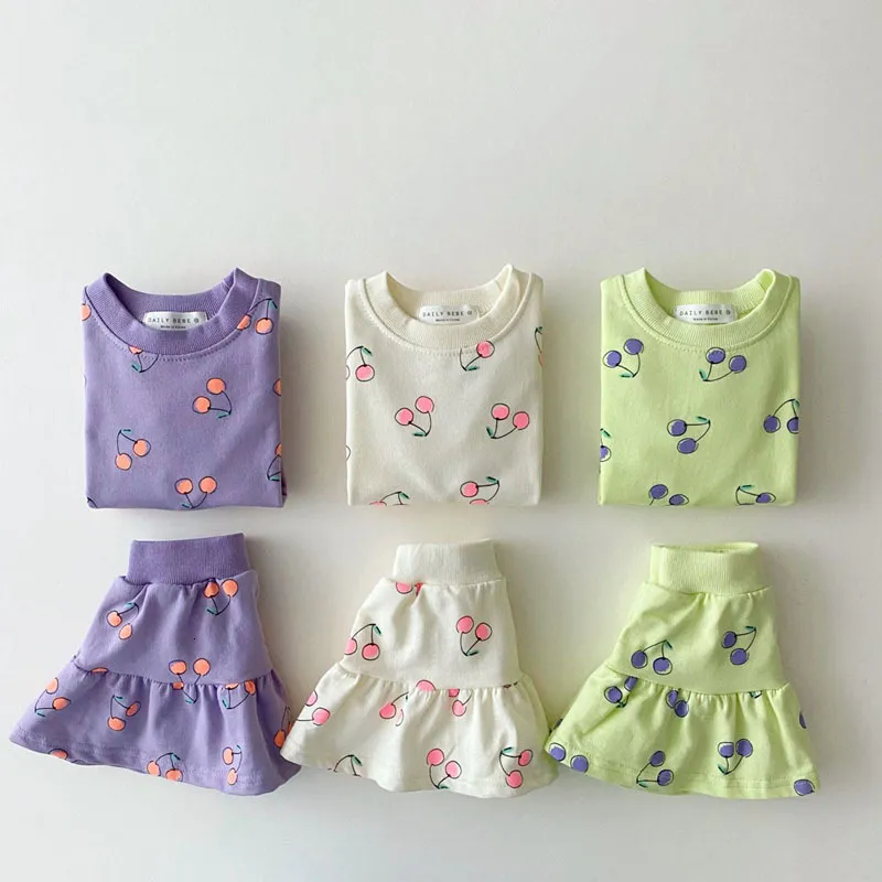 Kläder sätter sommarflickkläder set tryckt körsbärs kort ärm thirt kjolar 2st småbarn kostym 15 år barn spädbarnsutrustning 230728