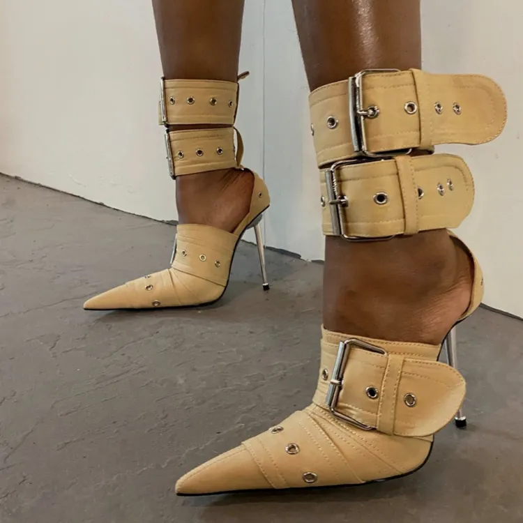 Nieuwe metalen klinknagelgesp-sandalen voor dames Sexy punkstijl puntige holle metalen hoge hak-sandalen