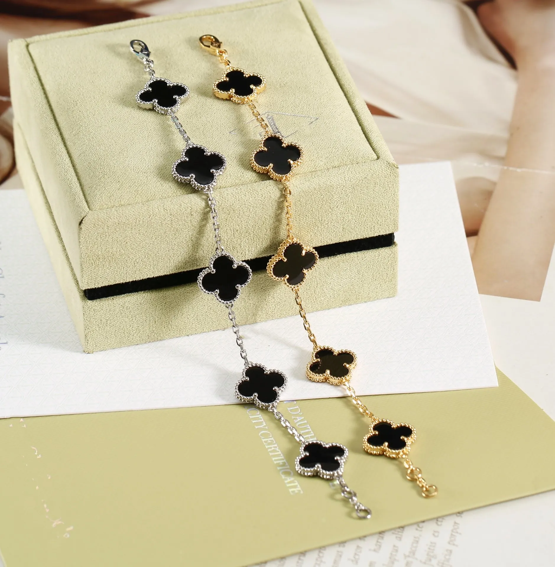 Vintage Charm Bracelets Copper With 18k Gold Plated White Ceramic Brand Designer Four Leaf Clover Flower Bracelet For Women With Box Party Gift Jewelry