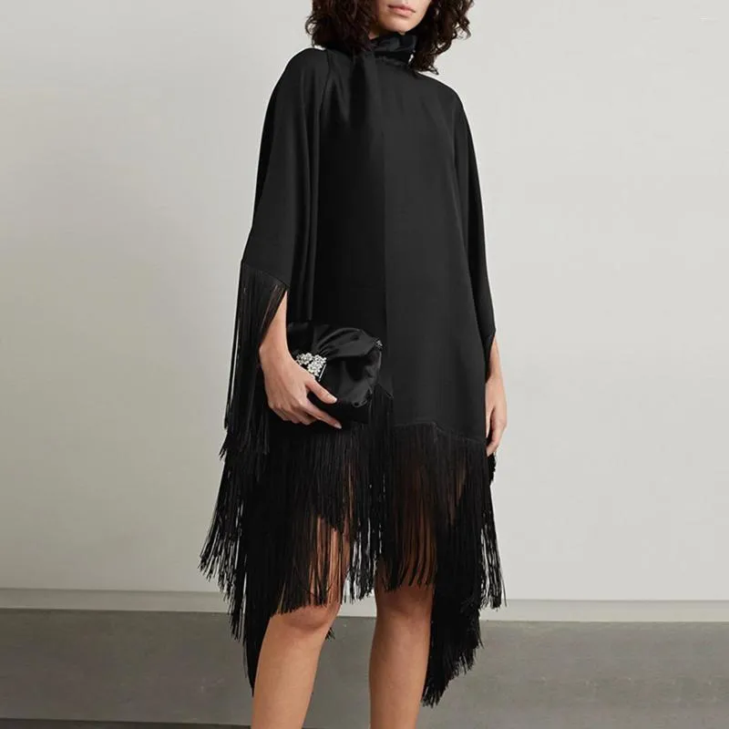 Abiti casual Yeezzi 2023 Summer Black Tassel Scollo alto con frange larghe con un pannello simile a una sciarpa Abito longuette solido Vestido per le donne