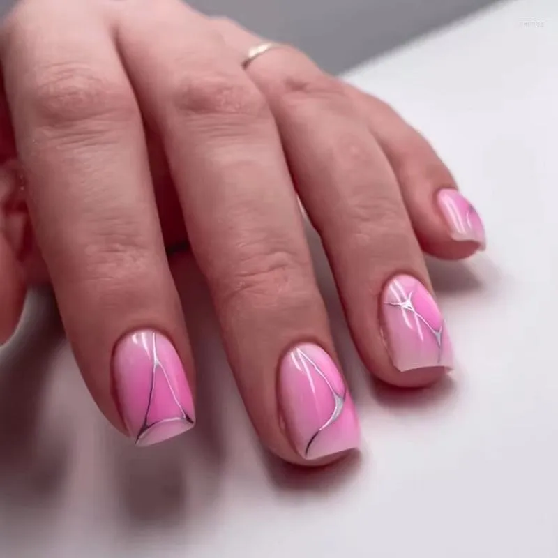 Unhas postiças 24 pçs Kits de unhas de acrílico rosa Conjunto falso Pressione em quadrado curto com desenhos de linha prateada Adesivos de cobertura completa