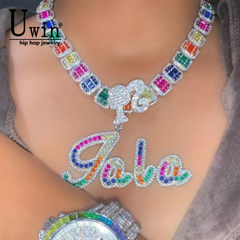 Collares pendientes Uwin Multicolor Cepillo personalizado Letra cursiva Icy Girl Hook Nombre Collar Colgante Baguettes Cadena Personalizada Hiphop Joyería 230728