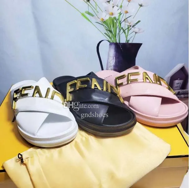 Chinelos e sandálias com caixas Chinelos de couro preto são equipados com tiras cruzadas largas de alta qualidade feitas de branco e sandálias decoradas com letras de metal dourado.