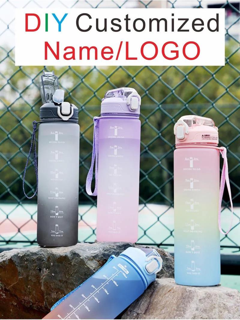 Bottiglie d'acqua Bottiglia sportiva in plastica fai-da-te con LOGO Nome 1L Grande capacità Stampa personalizzata Il tuo design del modello All'aperto Facile Prendi l'estate