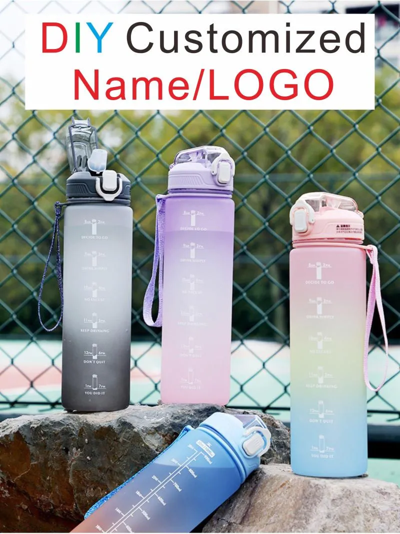 Vattenflaskor Diy Plastic Sport Bottle With Logo Name 1L Big Capacity Anpassad Skriv ut din mönsterdesign utomhus Easy Take Summer