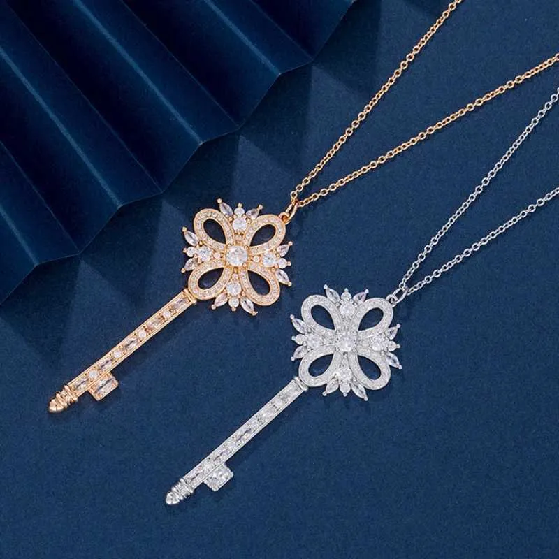 Designermärke TIFFAYS Key Necklace Gold Full Diamond Snowflake Pendant Simple and Luxury Style tröja kedja