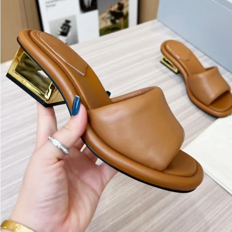 New Lady Sandals in Spring and Summer Cuir Slippers Slippers One-Line Holiday High High Talons Madies Slippers Leisure Cuir souple et Bottom sans glissement 42 Femme Femme