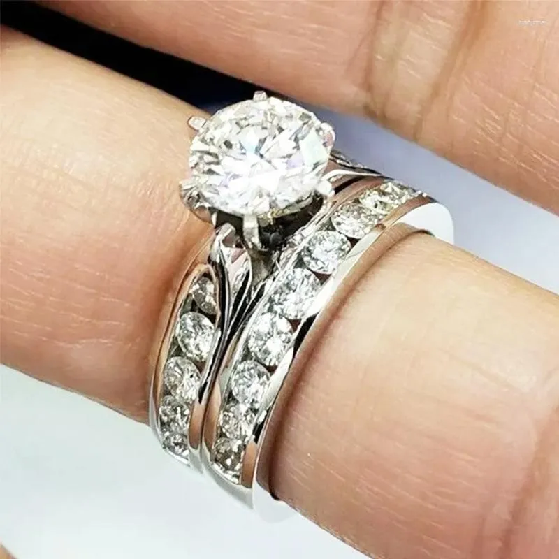 Fedi nuziali 2 pezzi Set da sposa rotondi di lusso Zircone bianco Coppia impilabile per le donne Argento Colore Promessa Anello di fidanzamento Set regalo di gioielli