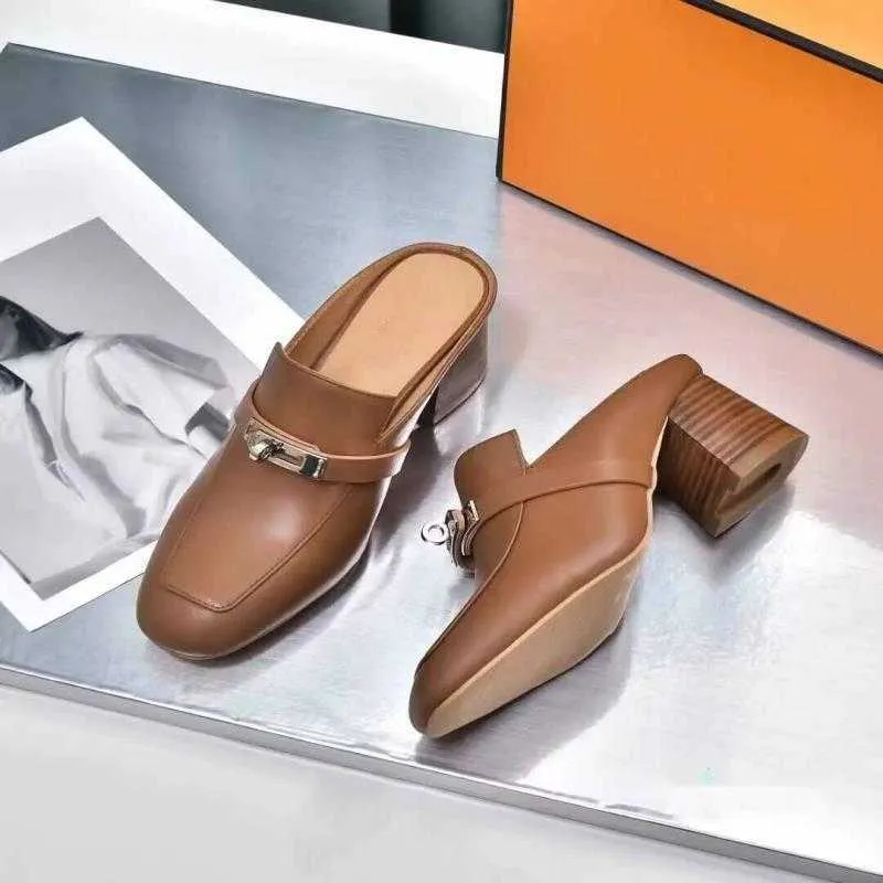 Sapatos de grife de luxo para sandálias femininas Mocas de couro de cascas de lapidador de ladrilhos