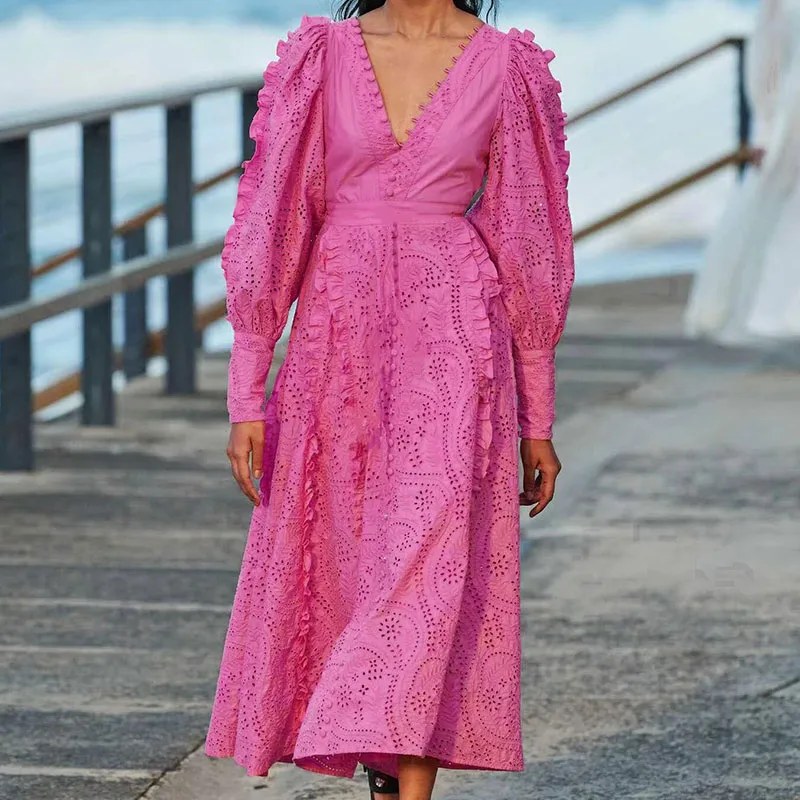 Robe de créateur Créateur de vêtements français de niche pour femme Manches lanternes à col en V avec broderie de fleurs en bordure d'oreille en bois évidée jupe longue rose 7