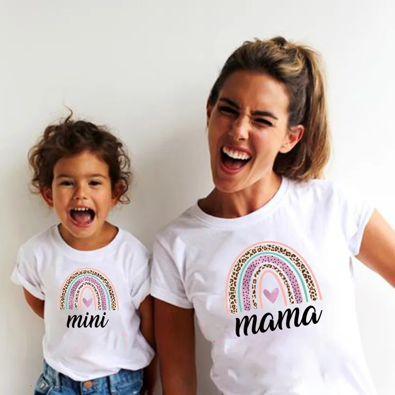 Girl's jurken 1 st rainbow moeder dochter t shirts zomerfamilie matching outfits mom baby mama en ik t shirt kleren vrouw meisjes katoen top 230728