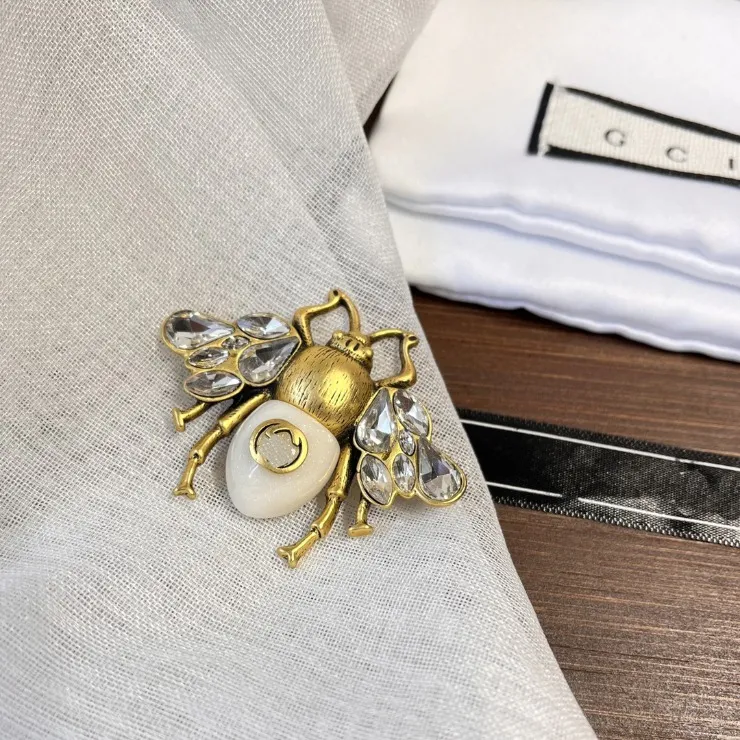 Marca Bee Logo Diamante Broches Designer Broches De Ouro 18K Noivado Amor Presente Pins Jóias De Aço Inoxidável de Alta Qualidade Não Desbota