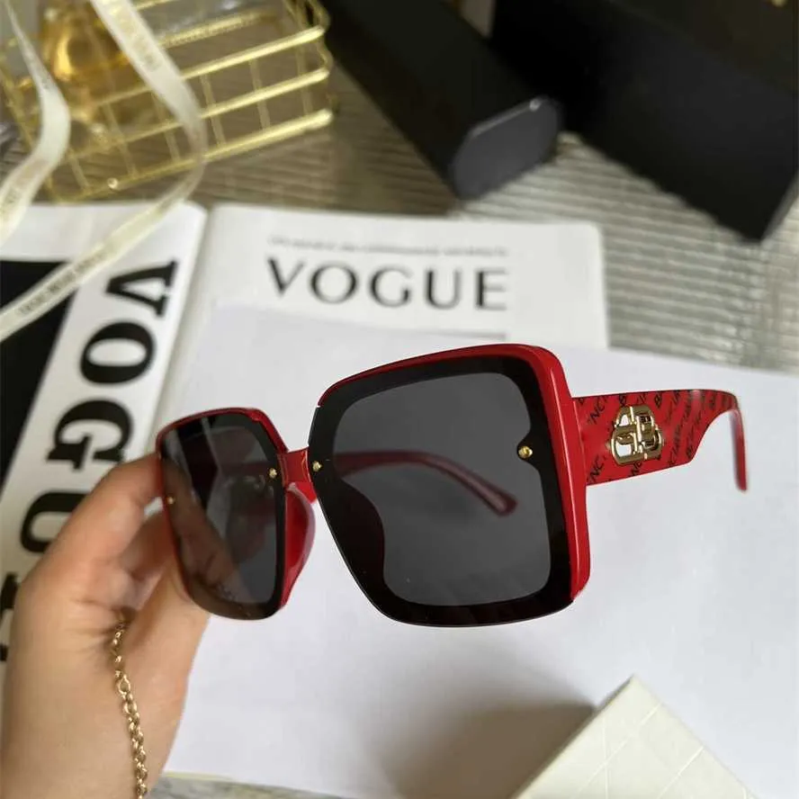 50% korting op de groothandel van modieuze rode B-Letter grote frame zonnebril voor vrouwen met hoogwaardige polariserende lenzen
