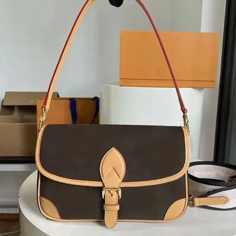 Brev blommor baguette shouder väska kvinnor liten fyrkantig väska bred rem enstaka crossbody väskor lyxig underarm handväska messenger handväska säck