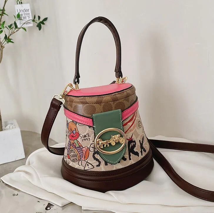 Fabrik Großhandel Damen Umhängetaschen 2 Farben Straße beliebte Totem Eimer Tasche Trend Western-Stil bedruckte Handtasche verdicktes Leder Handy Geldbörse 2210#