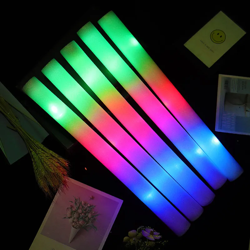 LED Glow Sticks Bulk 15 12 30 60 Pack colore RVB Glow mousse Sticks pour 2024 Fetes mariages anniversaires Glow in the Dark Party Supplies