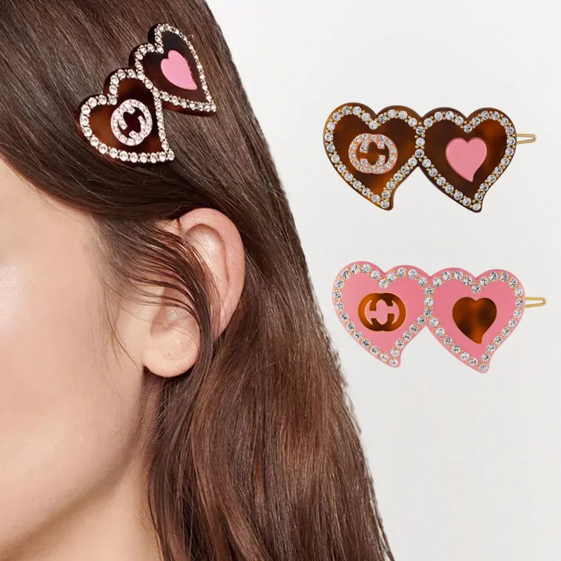 Varumärkesdesigner Sweet Pink Love Heart Hair Clips Barrettes Fashion Luxury Letters Shining Crystal Bling Diamond Hair Pins For Women Girls With Present Box
