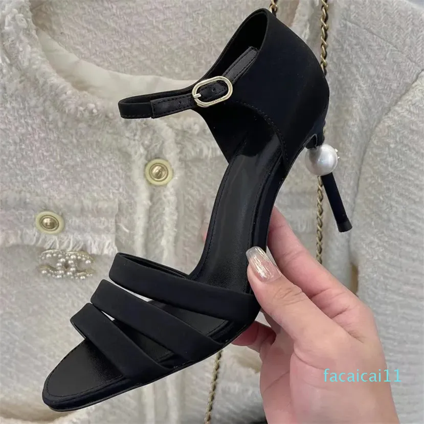 2023 femmes designer sandales perle femmes matériel satin tempérament élégant noir blanc un mot boucle chaussures ladys sexy talon arrière