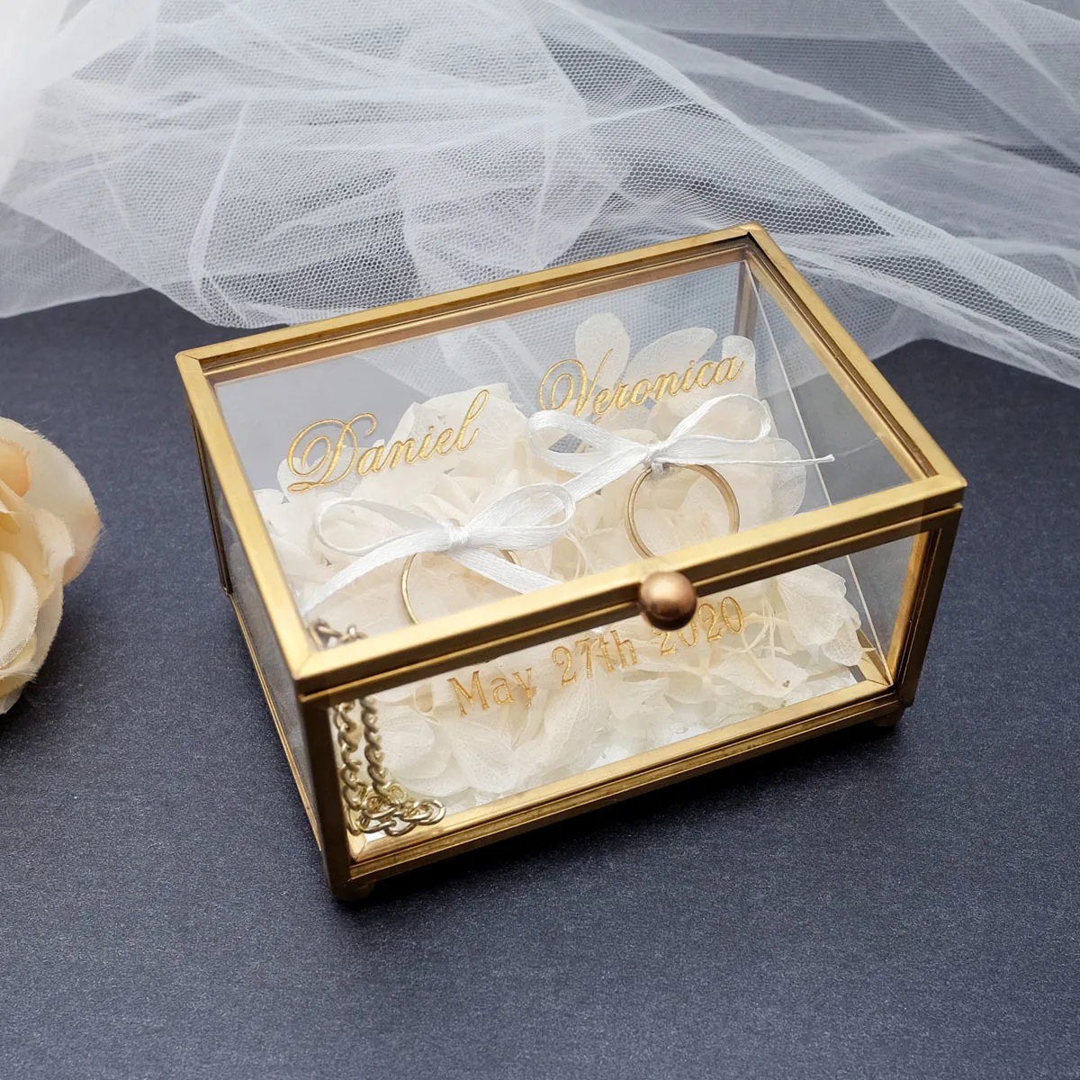Smyckestativ Personlig vigselring Box Custom Glass Ring Holder Jewelry Organizer Box Anpassade namn och datum för förlovningsäktenskap 230728