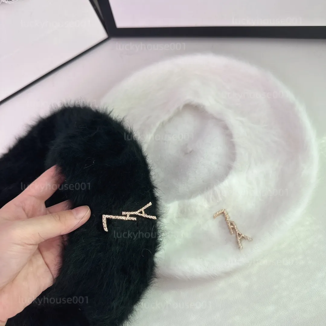 Nuovo designer cappello a tesa larga ricamato lettera femminile berretto autunno e inverno viaggi all'aperto calore cappello di moda in pura lana due stili regalo di festa opzionale