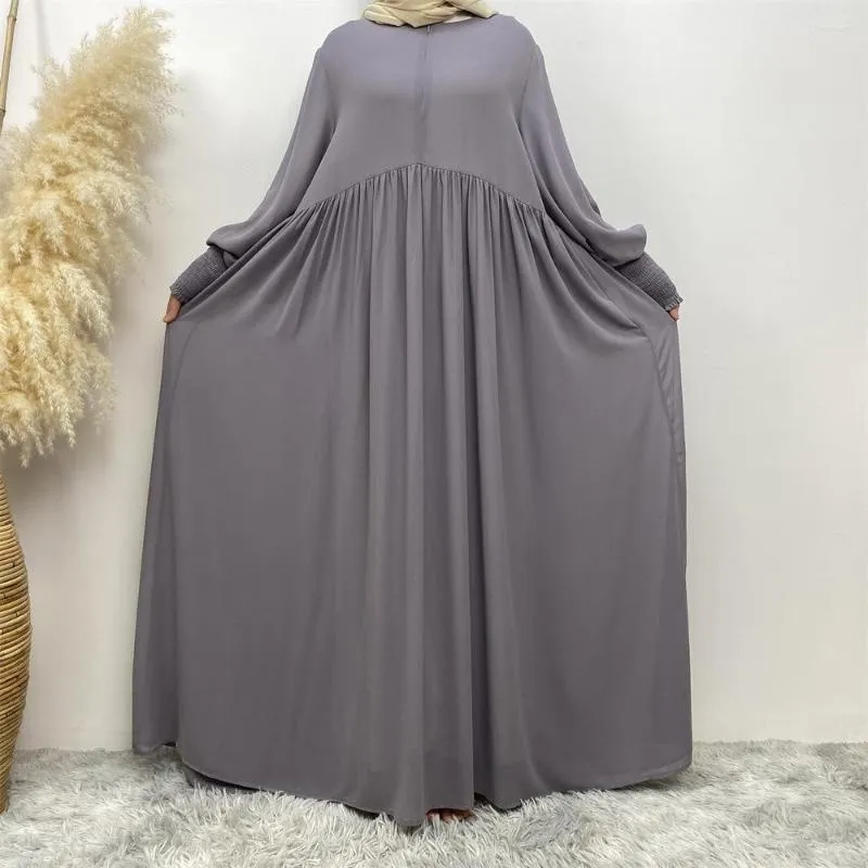 Ethnische Kleidung Muslimische minimalistische einfarbige plissierte elastische Manschetten mit vorderem Reißverschluss volles Futter elegantes Chiffon-Kleid Abayas für Frauen