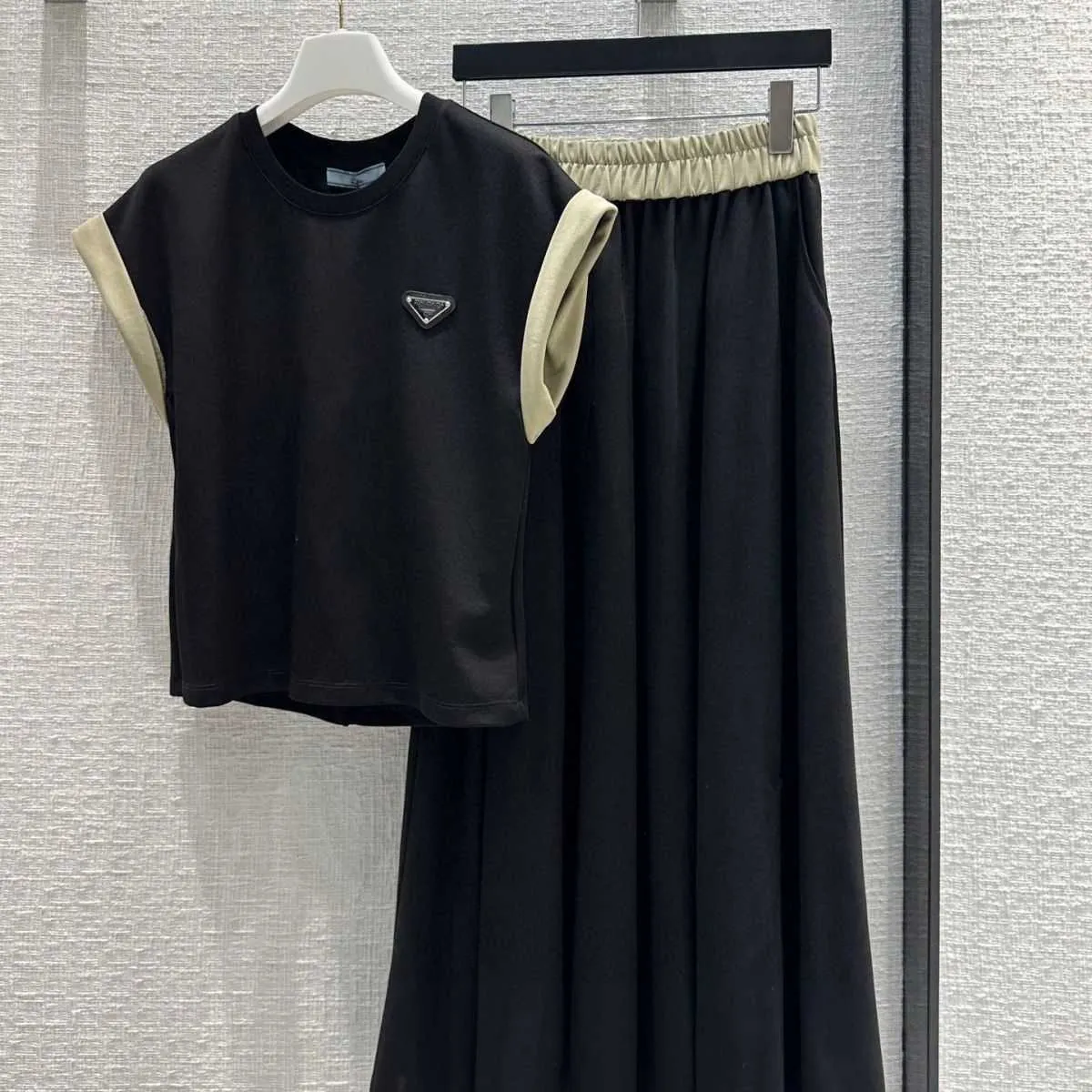 Summer damski czarny trójkąt krótko-śluzowy długa spódnica swobodna spódnica, poliestrowa tkanina wygodna i szybka, swobodna moda na co dzień.