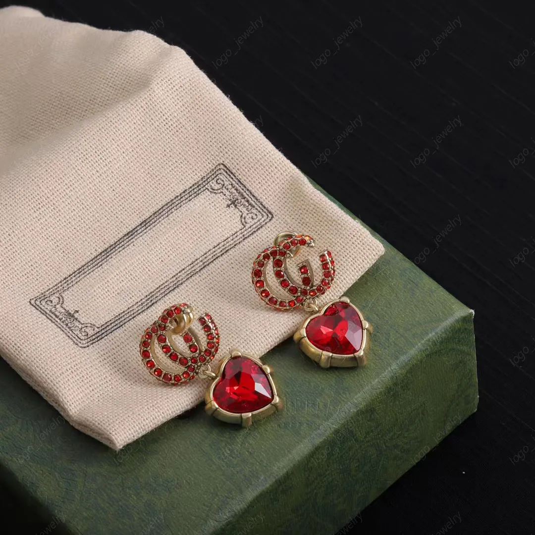Avere francobolli Ciondolo a cuore Orecchini pendenti con rubino Lettere di diamanti Orecchini di design di lusso Gioielli da regalo per fidanzamento per la festa nuziale delle donne