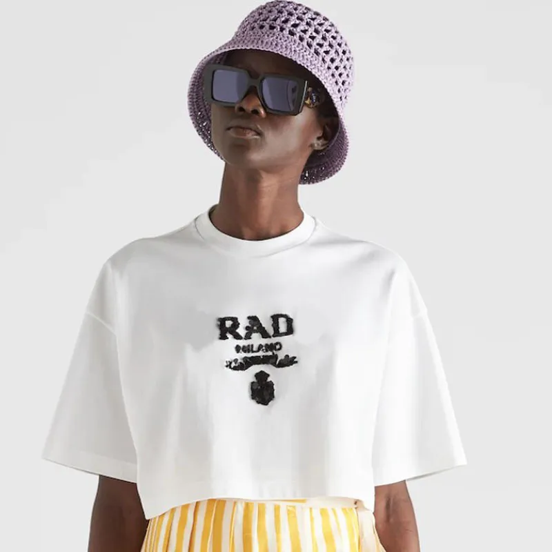 T-shirt con lettera ricamata da donna di design T-shirt crop top con paillettes casual allentata estiva a maniche corte Sping di alta qualità