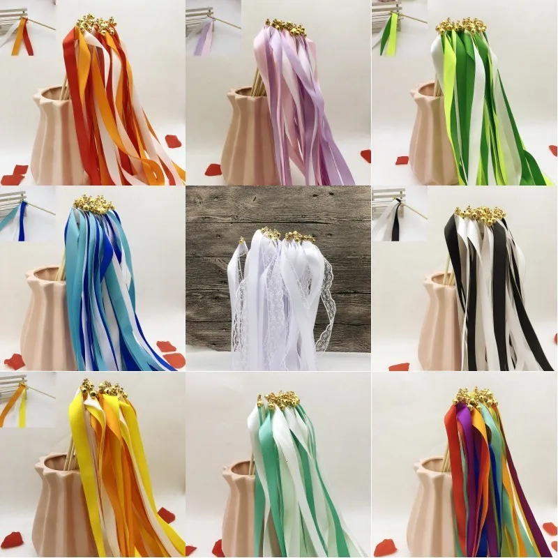 Drapeaux de bannière 50/20pcs ruban de tache coloré bâton de mariage couleur mélangée baguettes de mariage avec des cloches d'or pour la décoration de mariage 230729