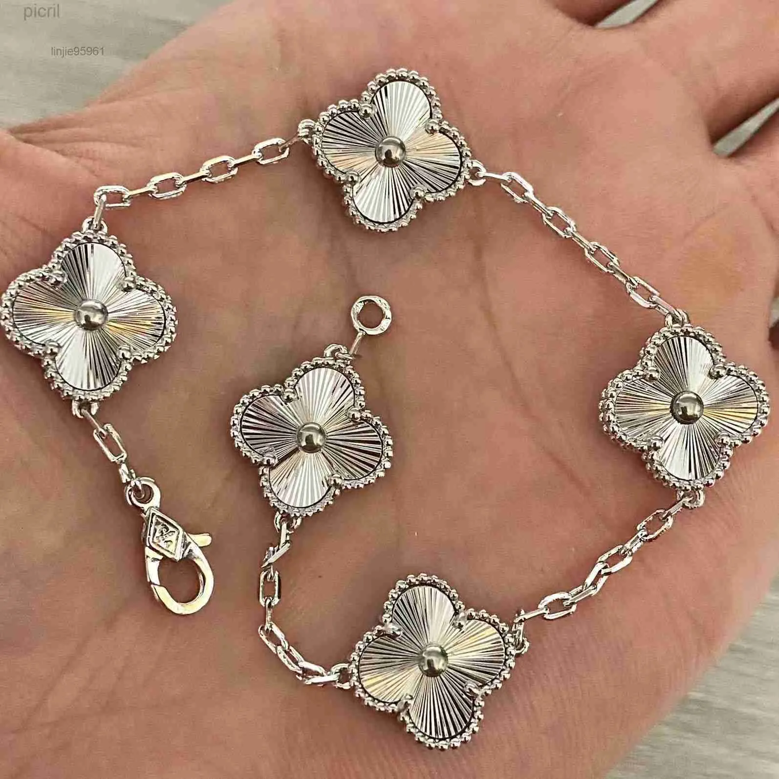 Bracelet à breloques en forme d'éventail de trèfle à quatre feuilles, collier de styliste en perles dorées et boucles d'oreilles de mariage, Ewer-75