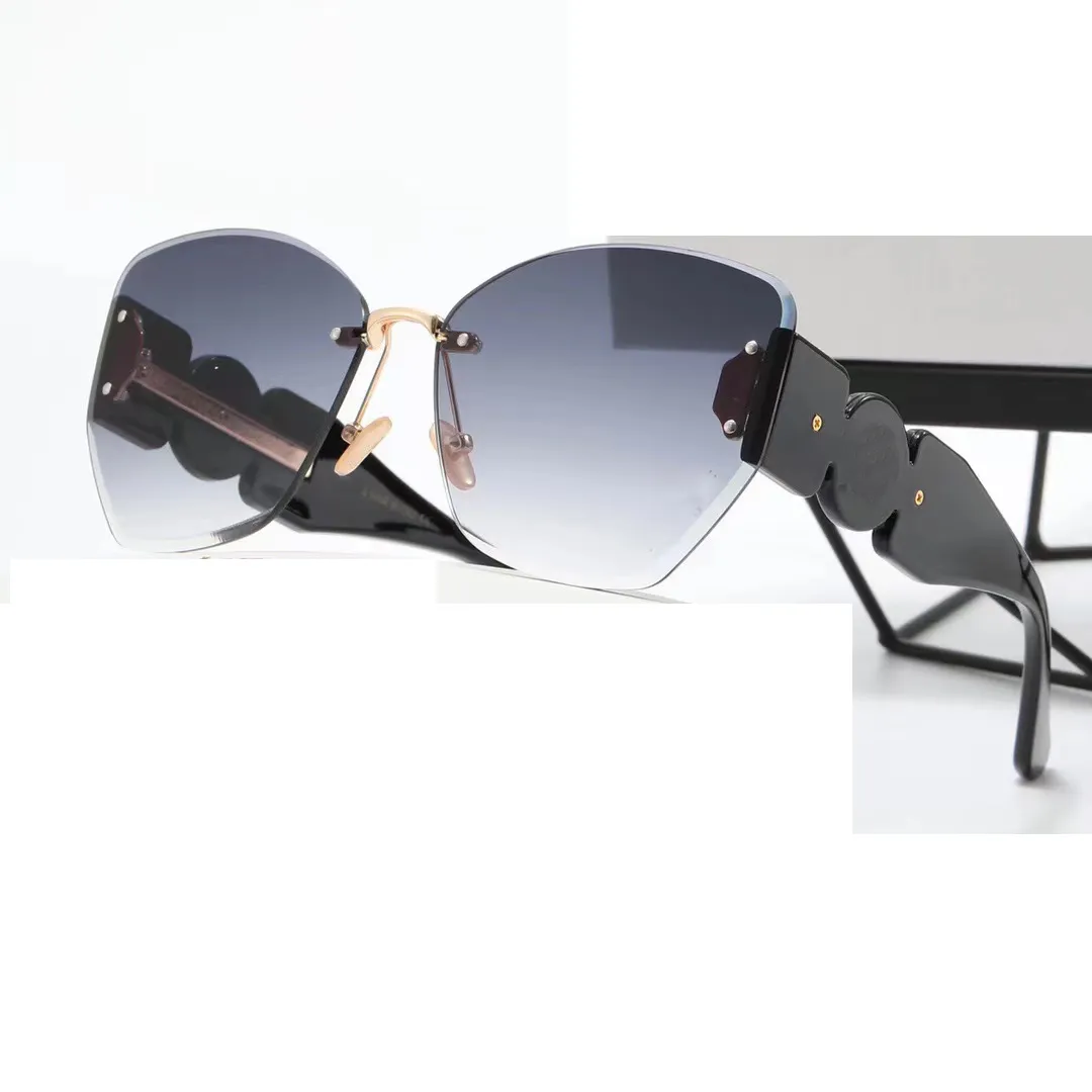 Летняя женщина мода на открытом воздухе за рулем солнцезащитные очки дамы прозрачные океанские линзы Объексы