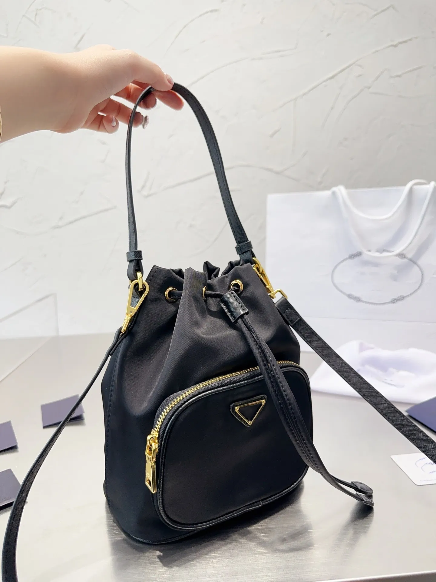 Original Classic Bucket Bag Women DrawString Fashion Shopping Satchels Hobo Handbag Crossbody Messenger Bags Totes Ryggsäck Luxur Designer Purses Black Wallet