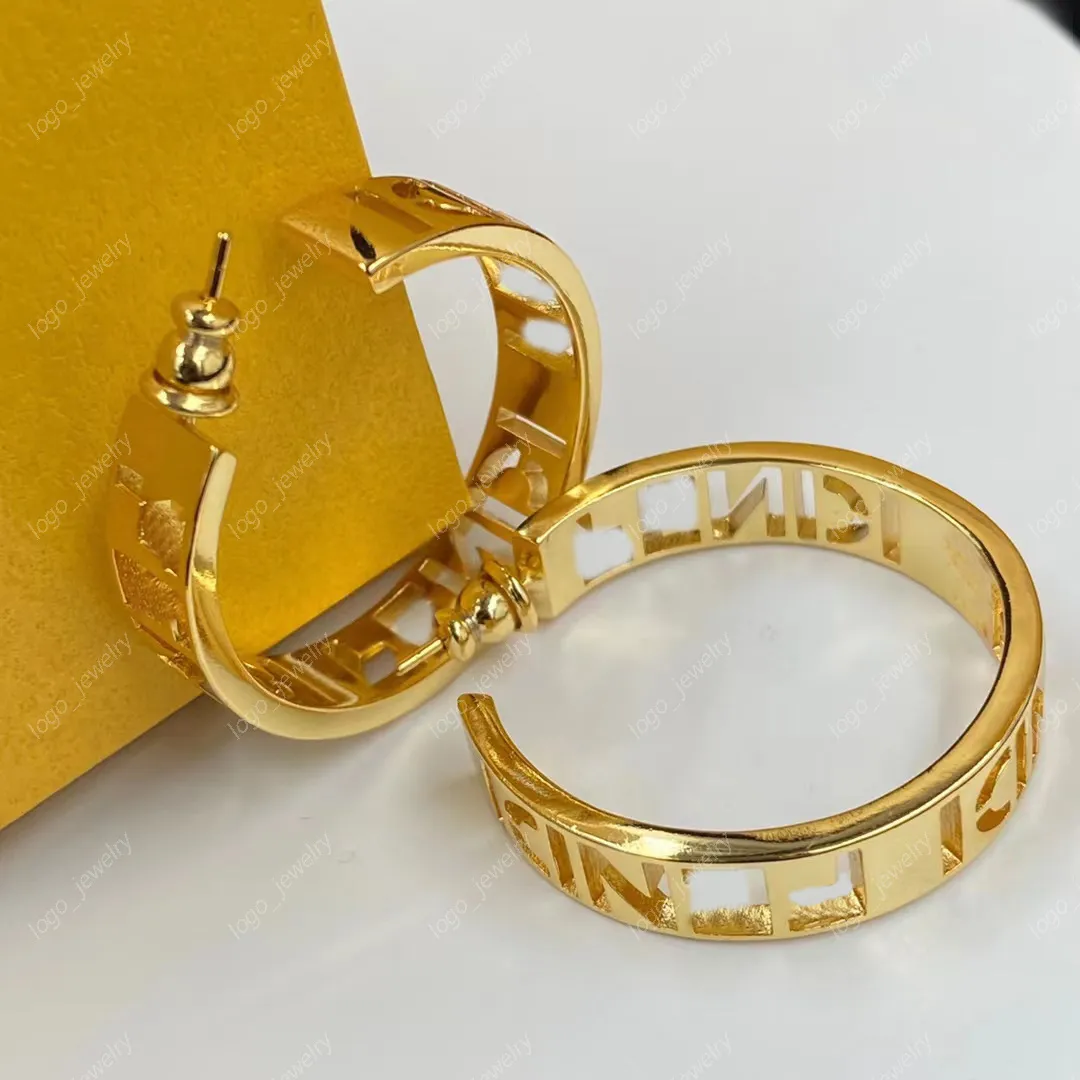 Brincos de argola de ouro 18K com letras clássicas Brincos de designer redondos simples e delicados Brincos de designer de luxo para festa de casamento feminino Jóias para presente de noivado