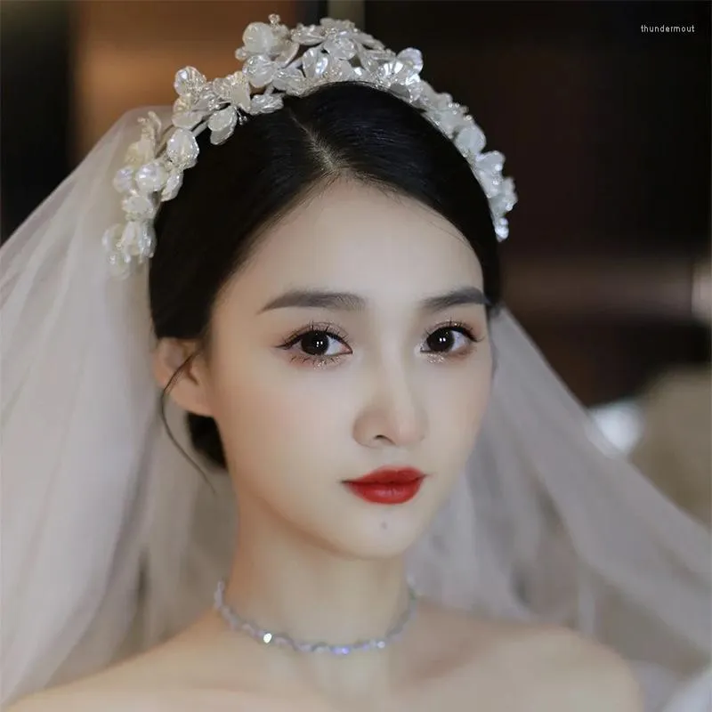 Saç klipleri Kore tarzı inci el yapımı çiçek taç küpeleri kızlar için beyaz gelinin düğün headdress aksesuarları ile ayarlanmış