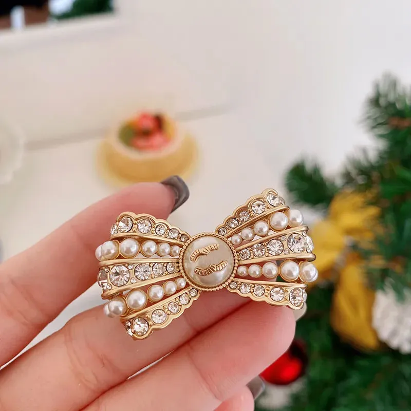Luxury Designer Womens Bow Brooch Pin With Gold Letter And Pearl Diamond  Accents Vintage Breastpins And Accessories From Jariser, $19.21