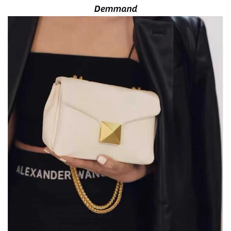 Lady Chain Vlogo Little Cowhide vbuckle Valenteno Miniloco Shourdleco Handheld Classic Bags Leather 2024 One New Womens Straddle Fashion Metal Purse U XDB1